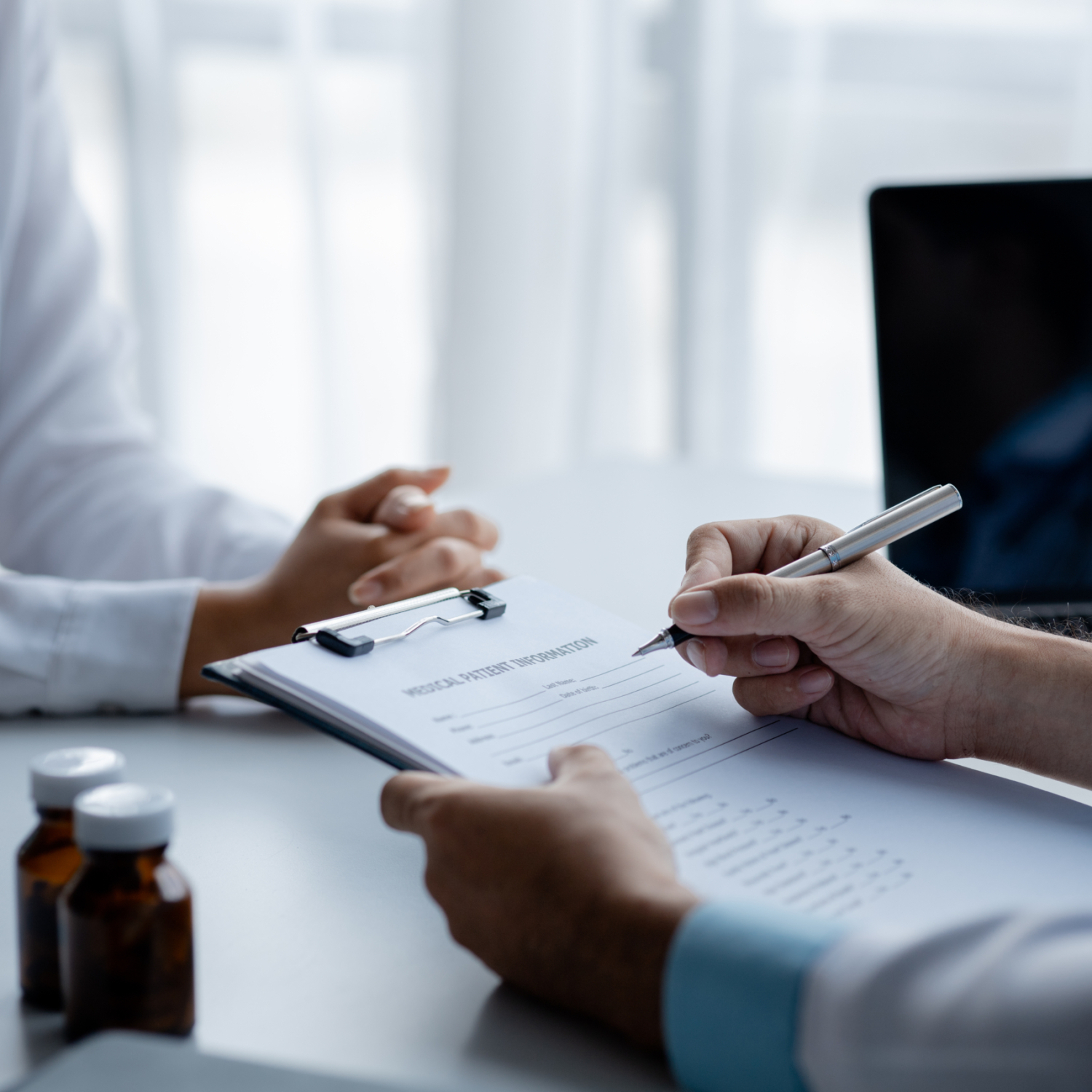 Doctor are recommending medicines to patients after being examined and diagnosed by the patient's doctor, the concept of treatment and symptomatic medication dispensing by the pharmacist.